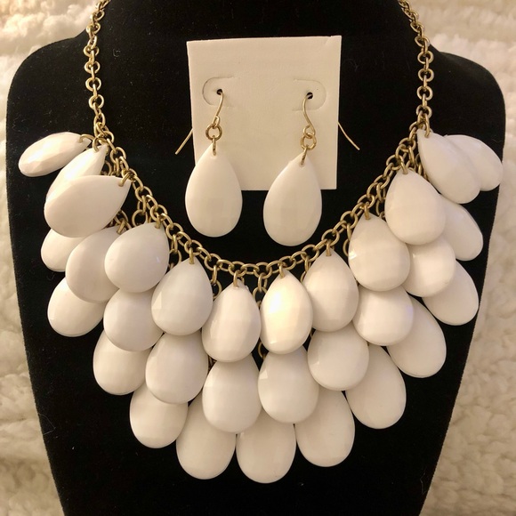 TWO (2) Chunky-Beaded Cluster, Fashion Necklaces & Dangle Earring Sets - Picture 3 of 7